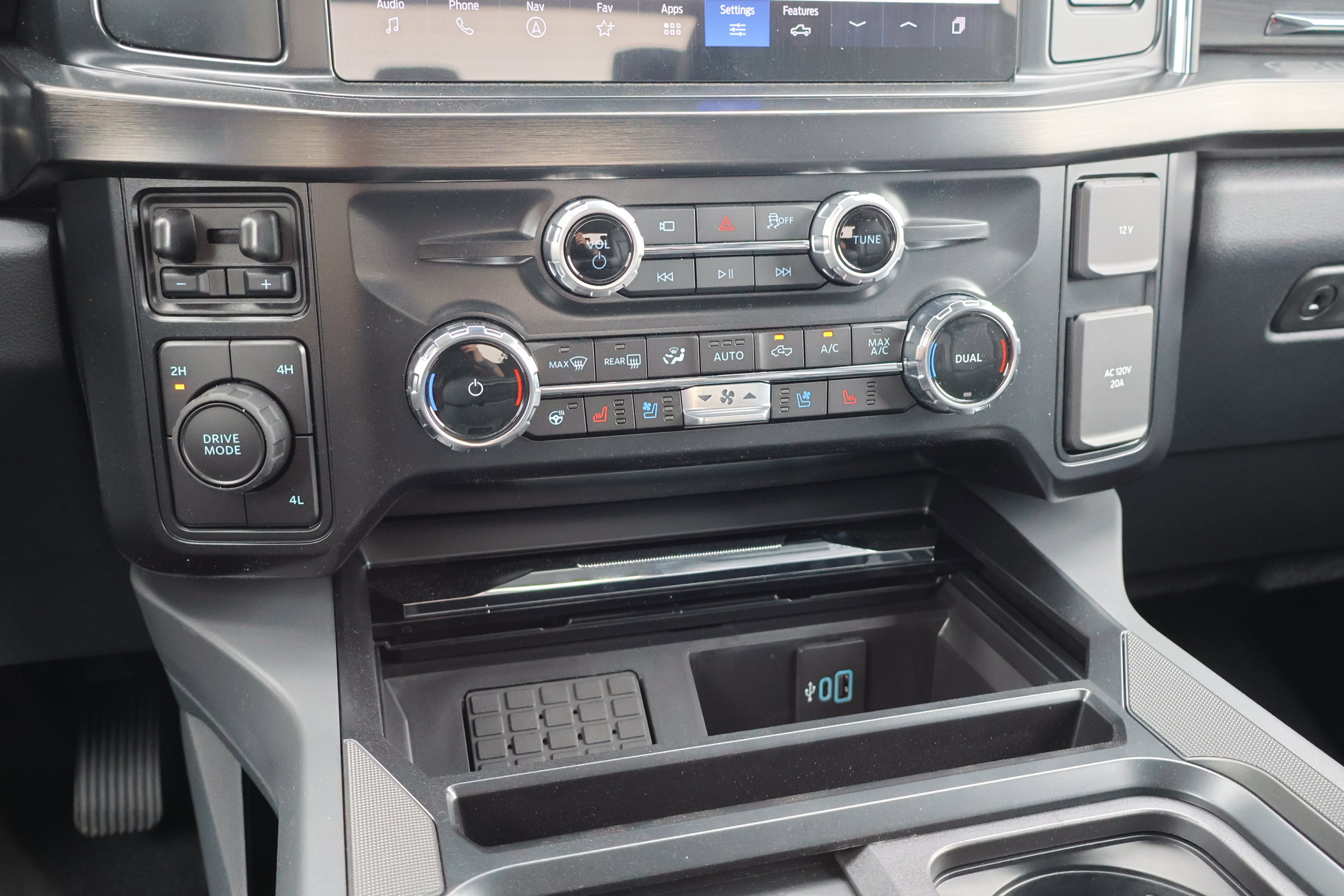 New 2026 Ford F450 Lariat w/ Chrome Package image 24