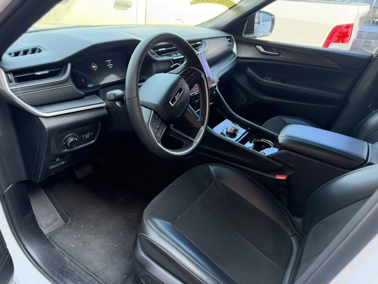 Used 2023 Jeep Grand Cherokee Altitude image 11