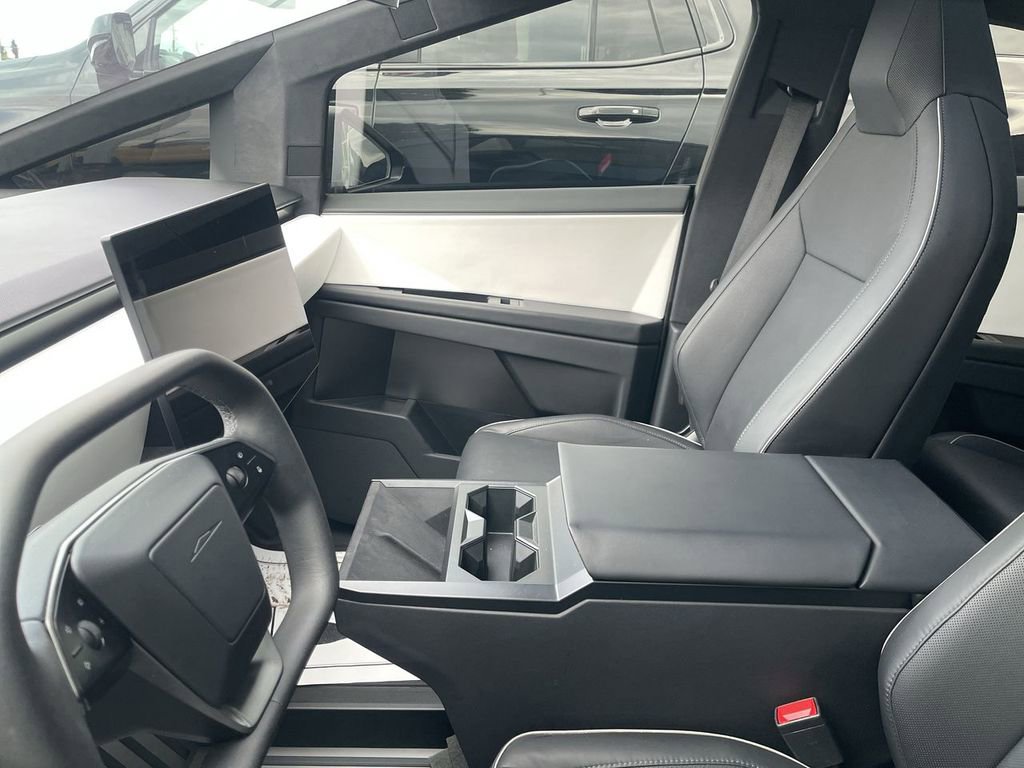 Used 2024 Tesla Cybertruck AWD Crew Cab image 4
