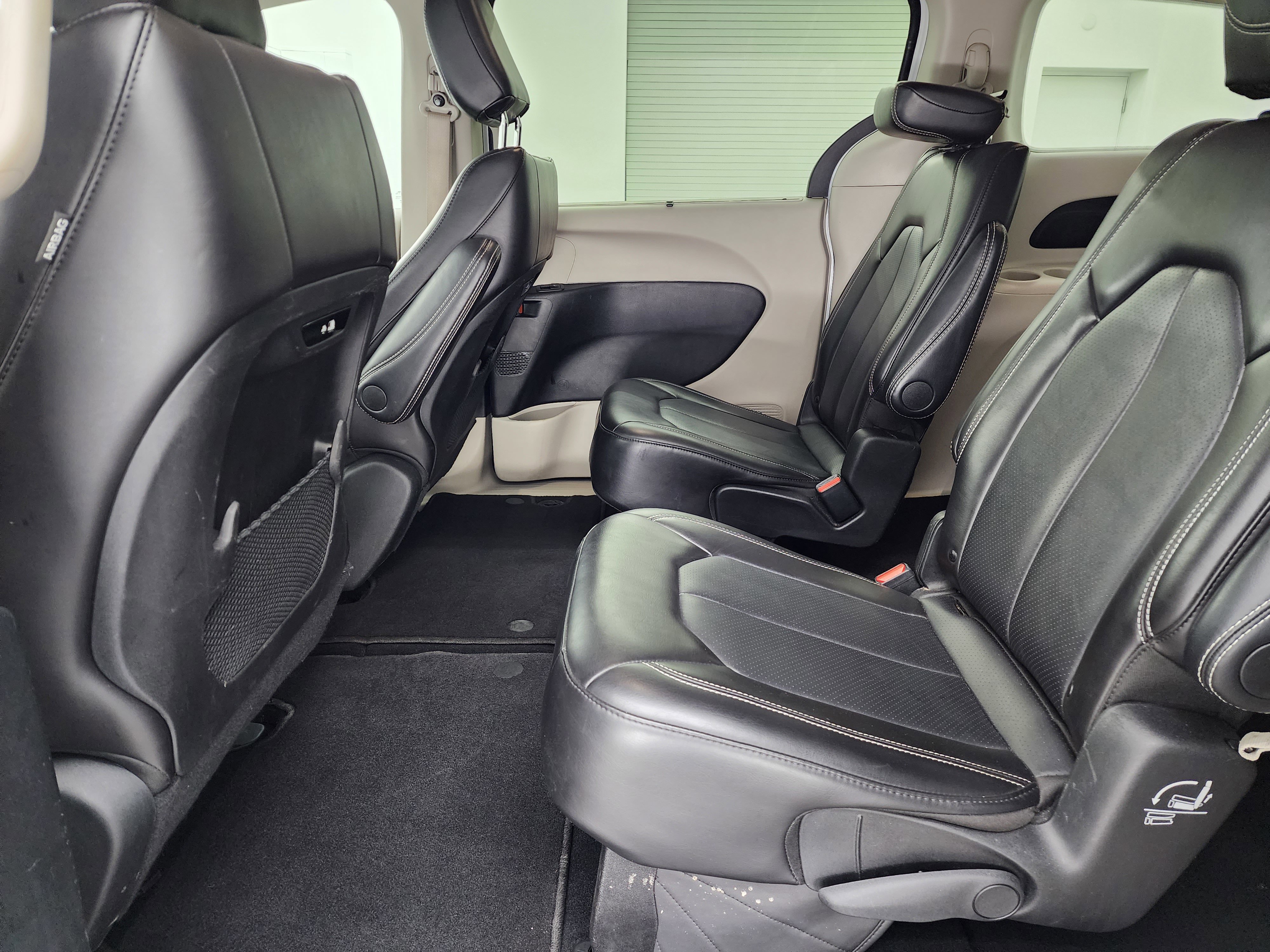 Used 2024 Chrysler Pacifica Touring-L FWD image 9