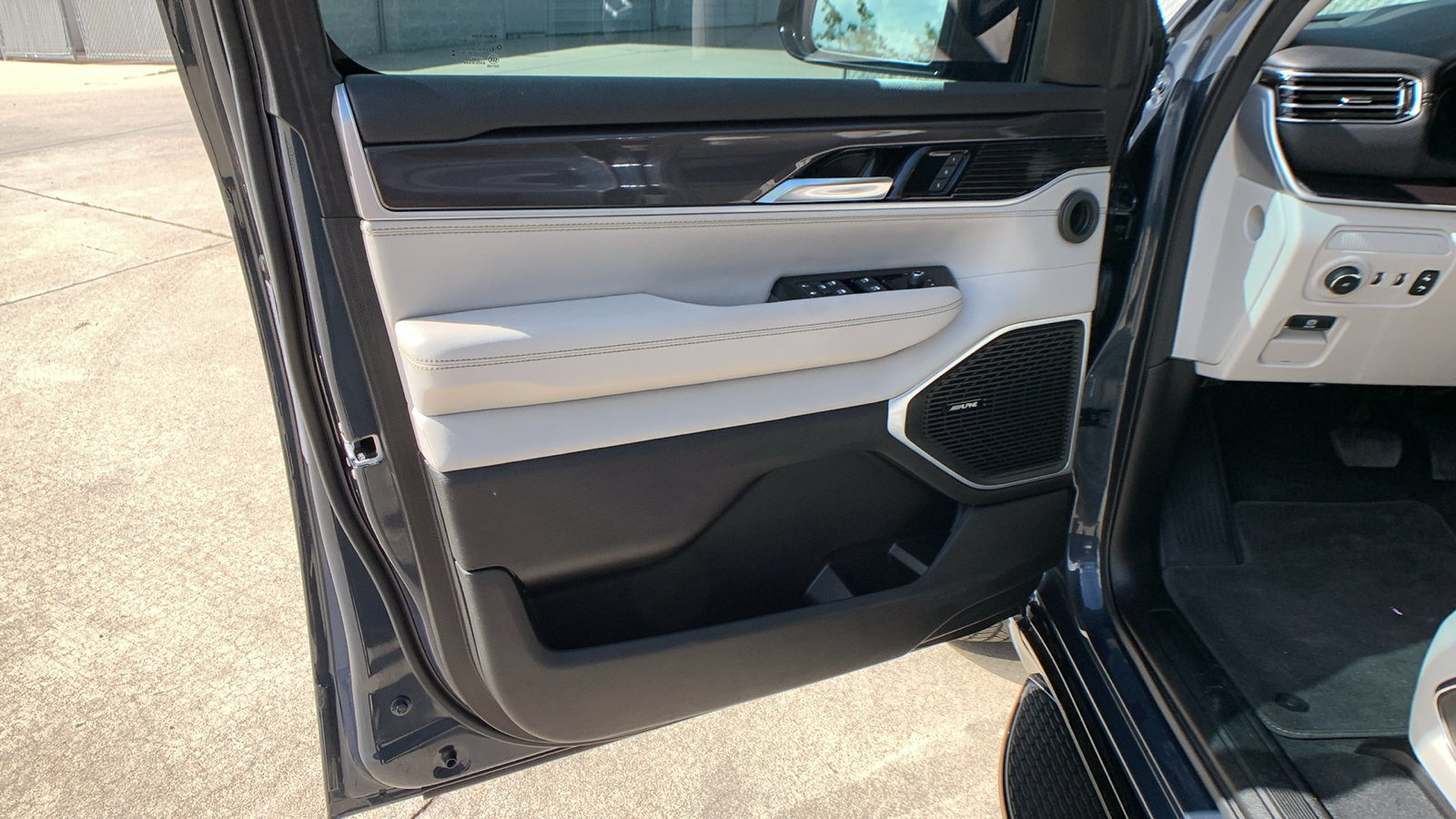Used 2023 Jeep Wagoneer 4WD w/ Convenience Group I image 9