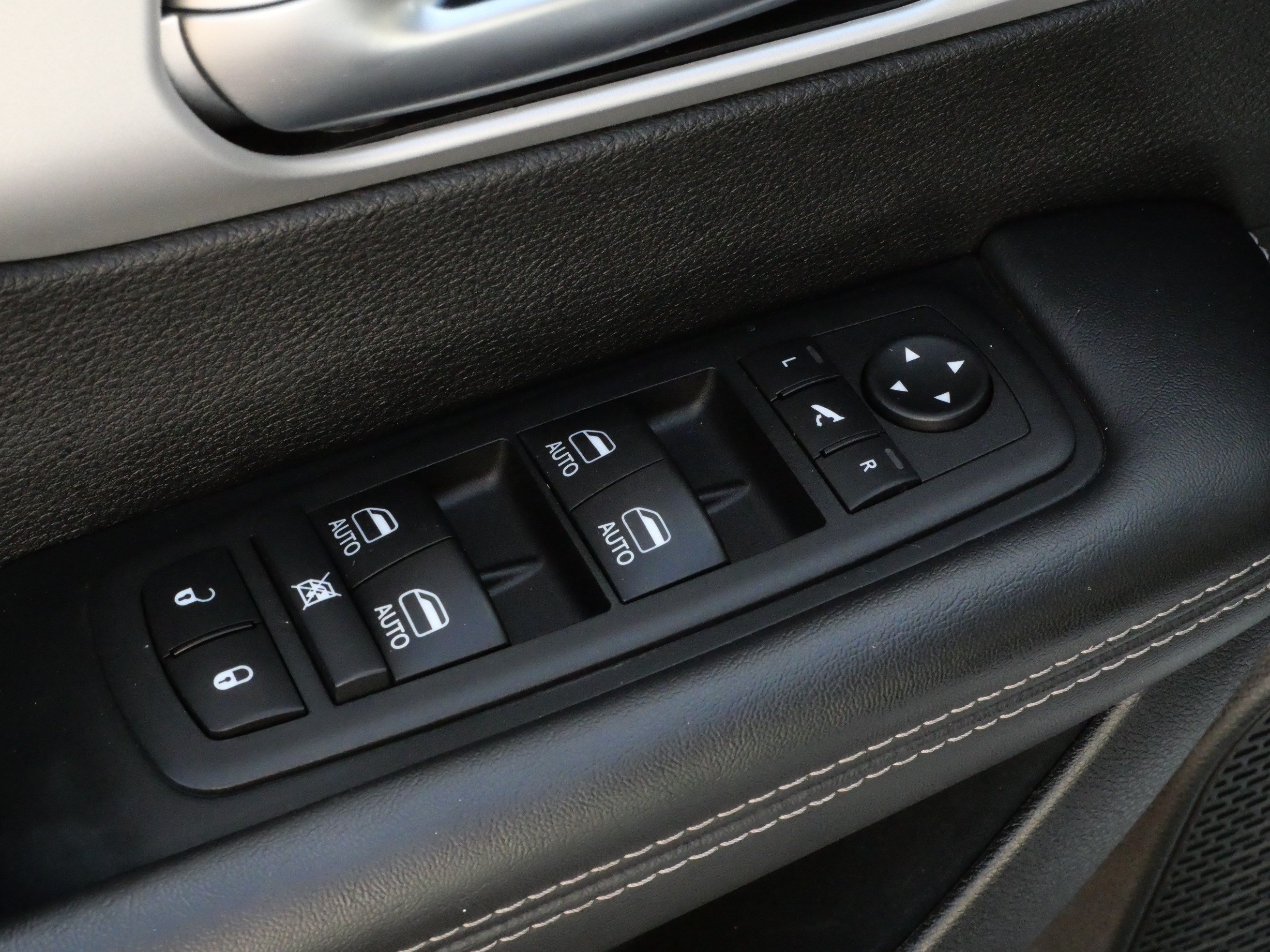 Used 2025 Chrysler Pacifica Limited FWD image 19