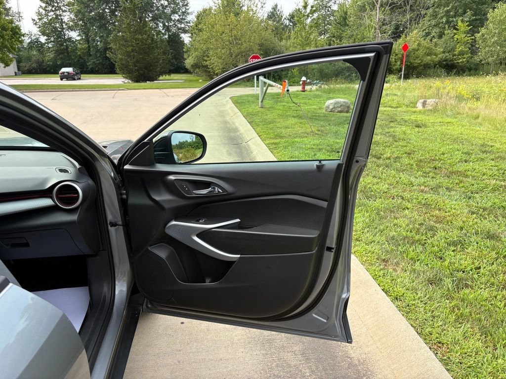 Used 2025 Chevrolet Trax RS w/ Sunroof Package FWD image 27