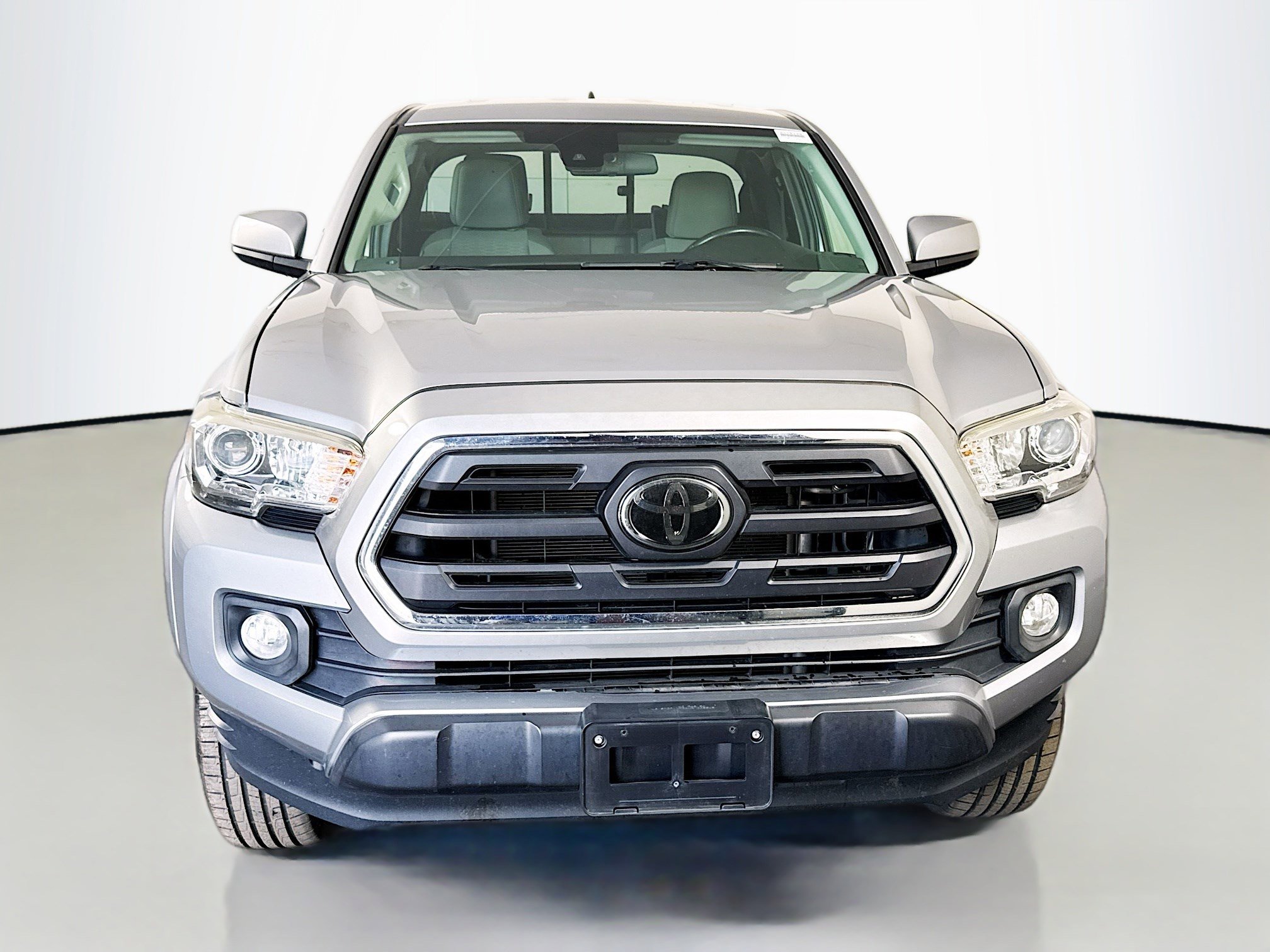 Used 2018 Toyota Tacoma SR5 w/ SR5 Appearance Package (SM) image 2