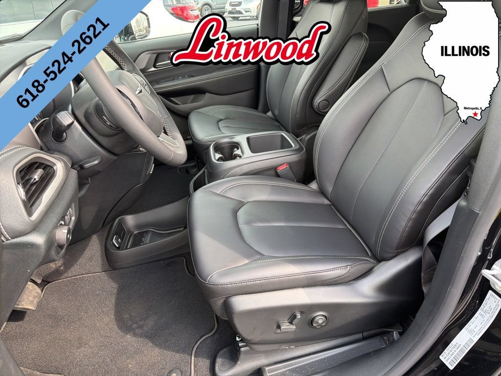 New 2026 Chrysler Pacifica Select FWD image 18