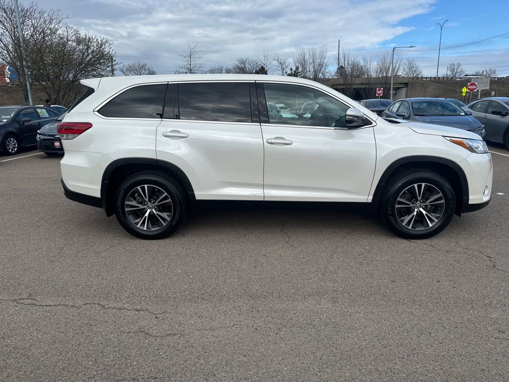 Used 2019 Toyota Highlander LE AWD/4WD image 10