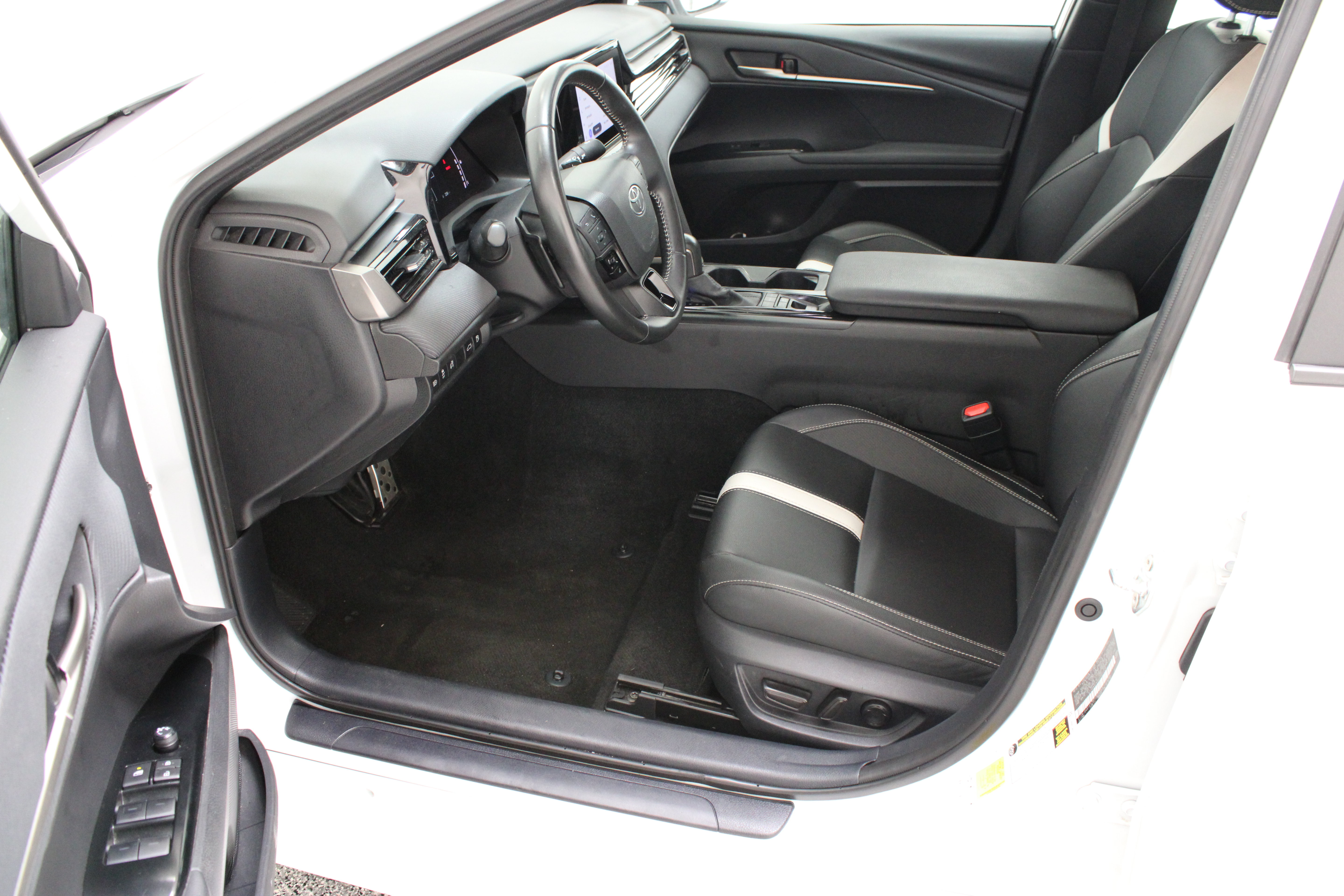 Used 2025 Toyota Camry SE FWD image 14