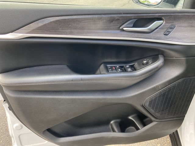 Used 2023 Jeep Grand Cherokee Limited AWD/4WD image 17