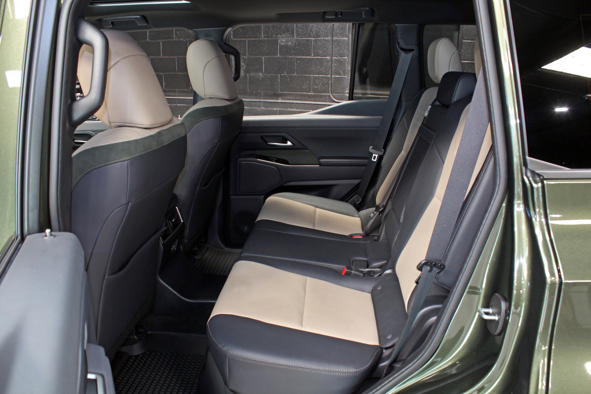 Used 2025 Lexus GX 550 w/ Accessory Package (32) AWD/4WD image 39
