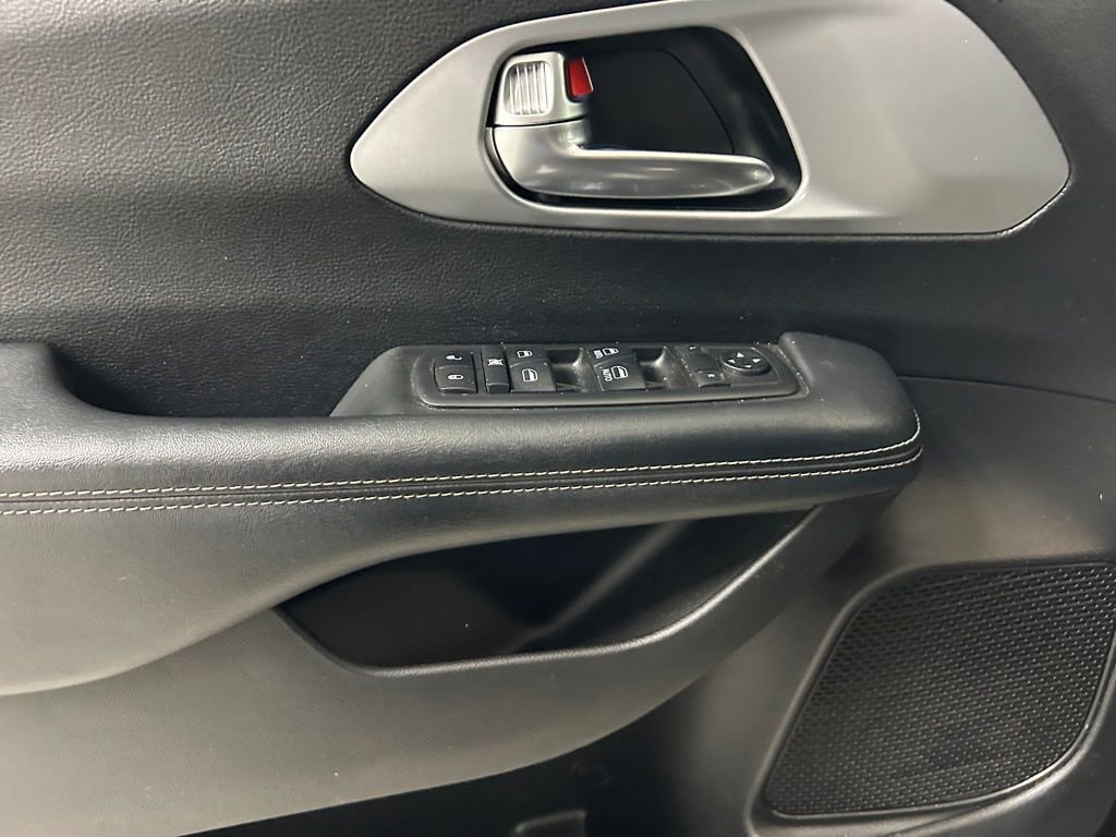 Used 2019 Chrysler Pacifica Touring Plus w/ S Appearance Package FWD image 17