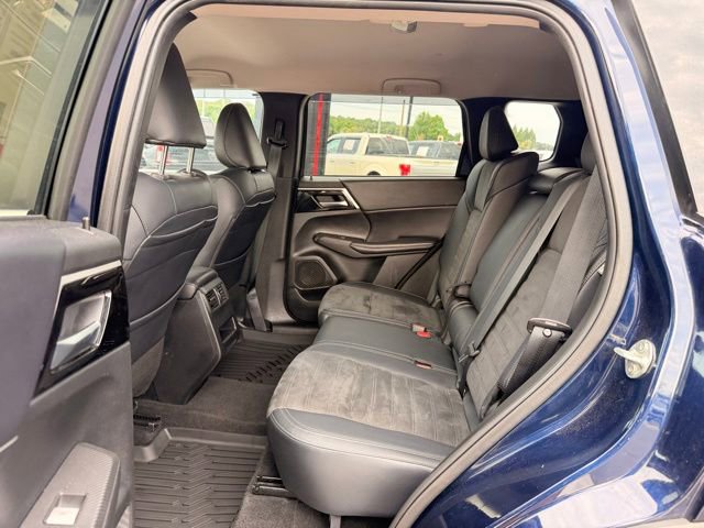 Used 2024 Mitsubishi Outlander AWD image 11