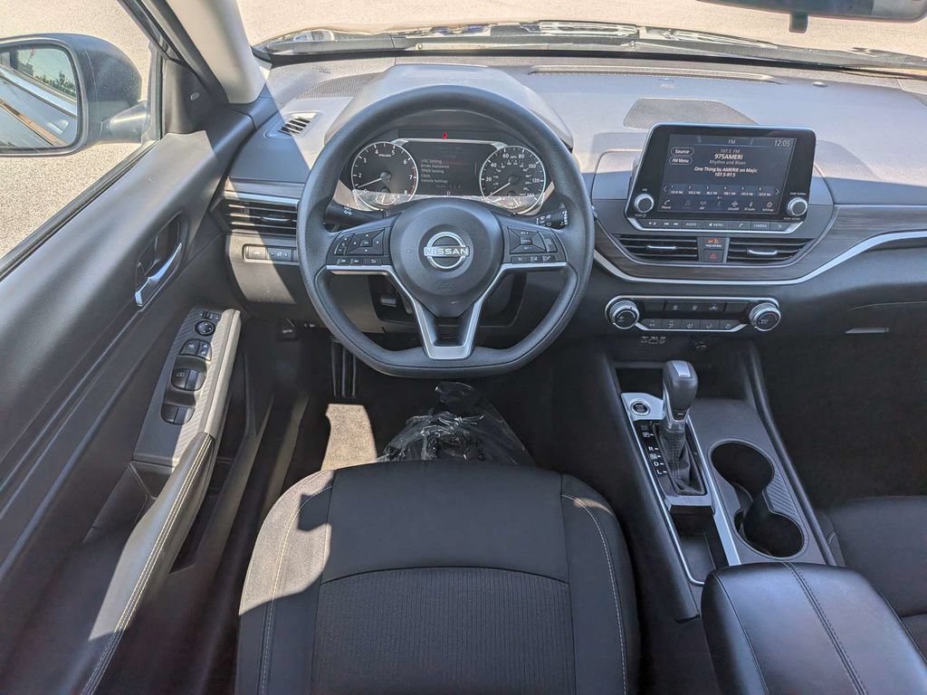 Used 2025 Nissan Altima 2.5 SV FWD image 14