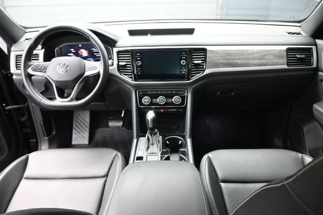 Used 2022 Volkswagen Atlas Cross Sport SE w/ Panoramic Sunroof Package FWD image 16