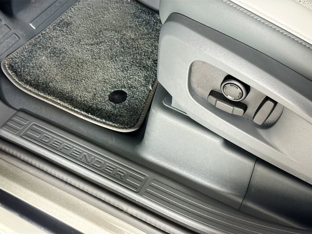 Used 2025 Land Rover Defender 110 X-Dynamic SE image 18