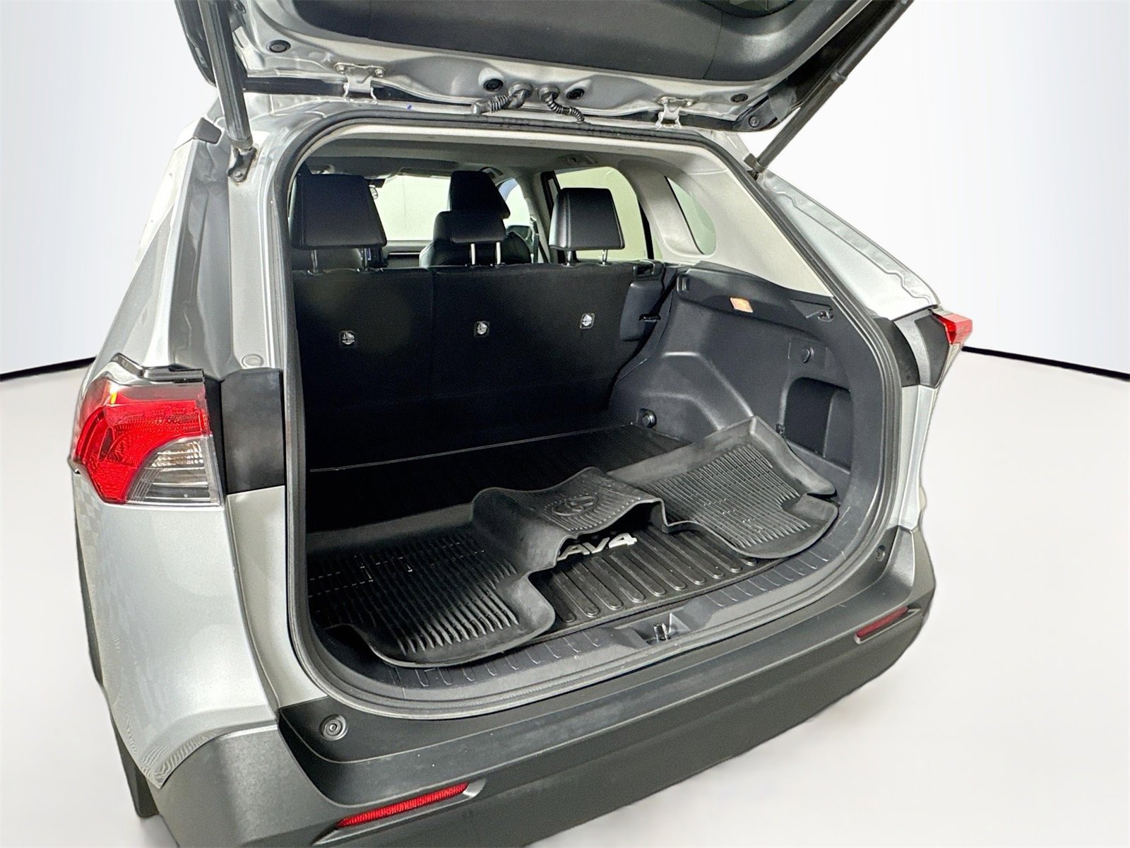 Used 2019 Toyota RAV4 XLE Premium image 24