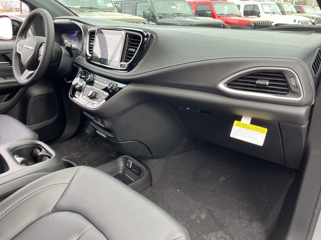 New 2026 Chrysler Pacifica Select image 37