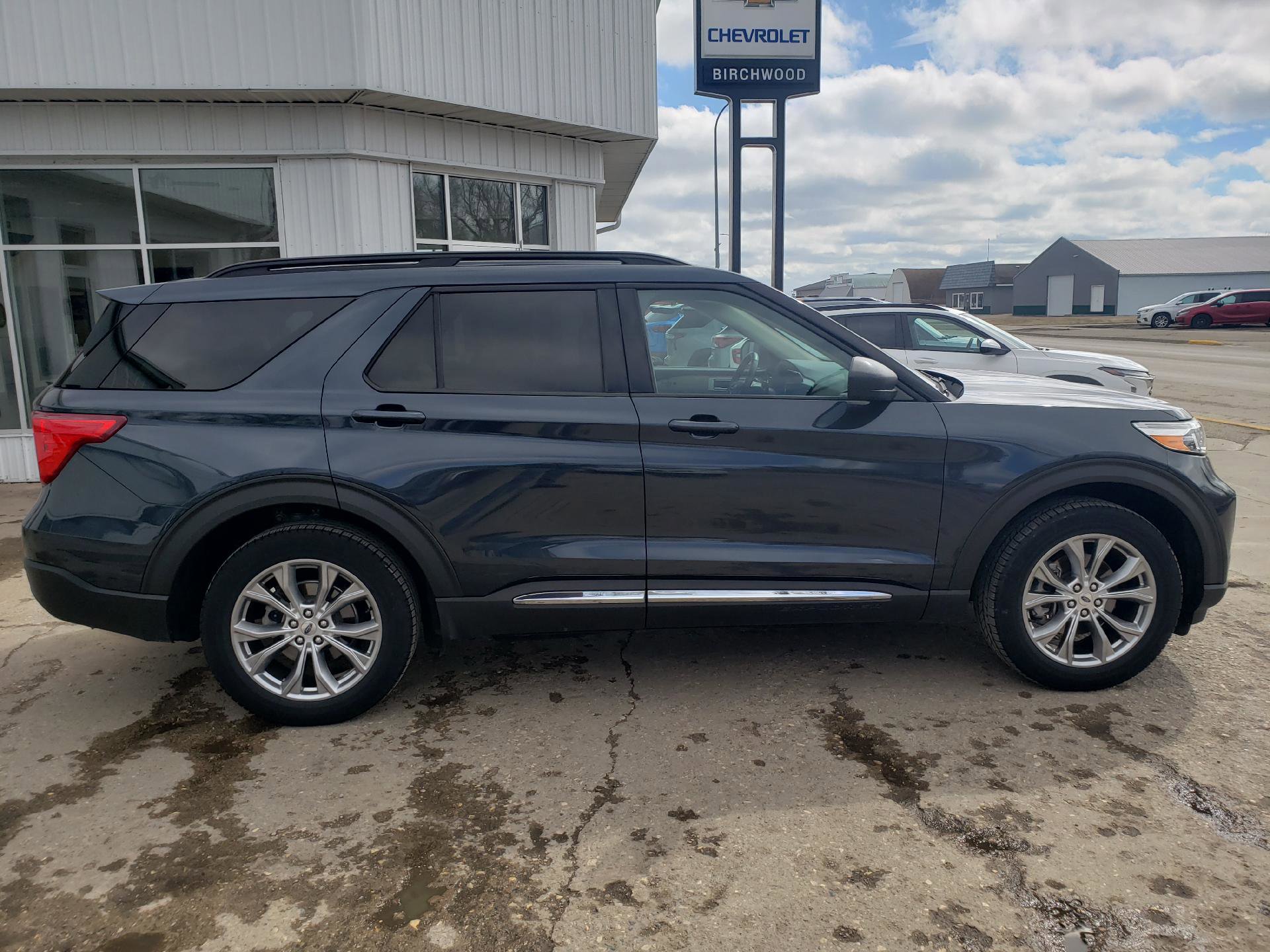 Used 2022 Ford Explorer XLT w/ Equipment Group 202A AWD/4WD image 6