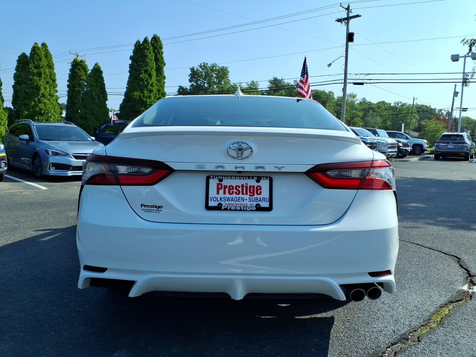 Used 2022 Toyota Camry SE FWD image 3