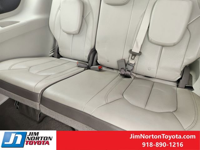 Used 2018 Chrysler Pacifica Touring-L image 30