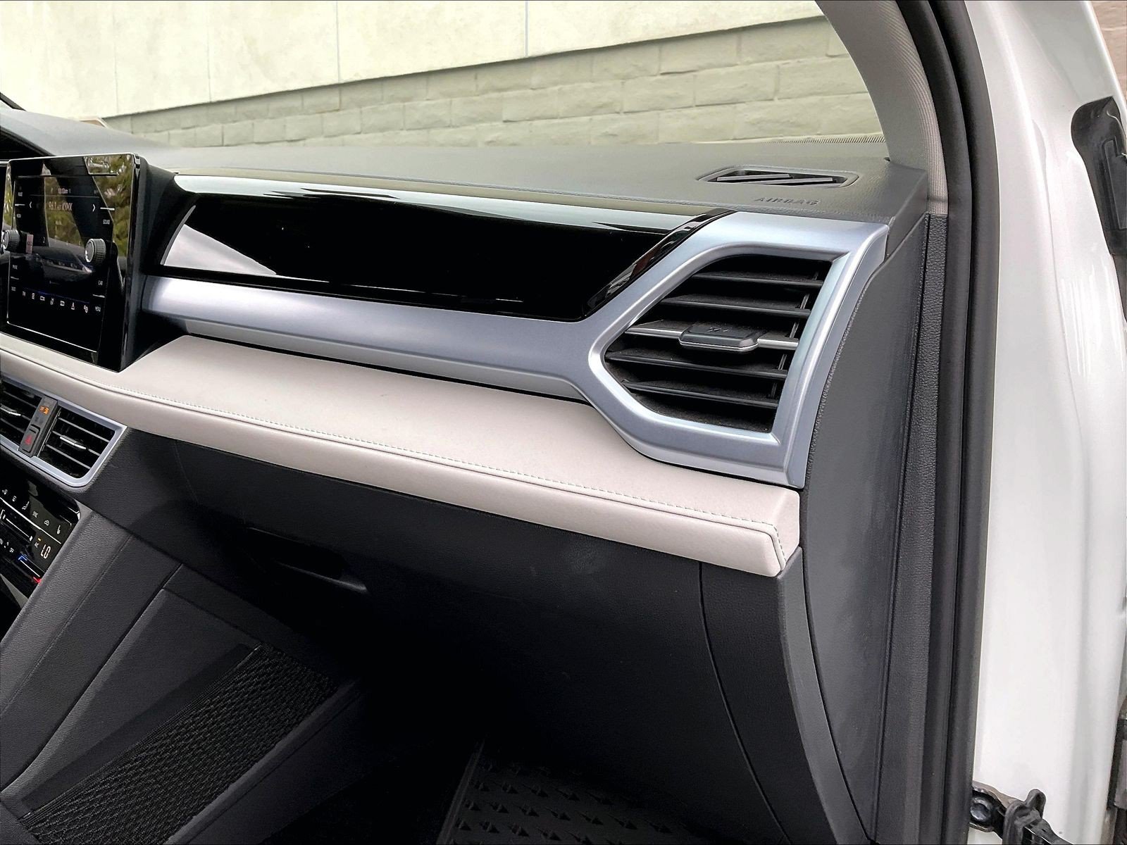 Certified 2025 Volkswagen Taos SE FWD image 16
