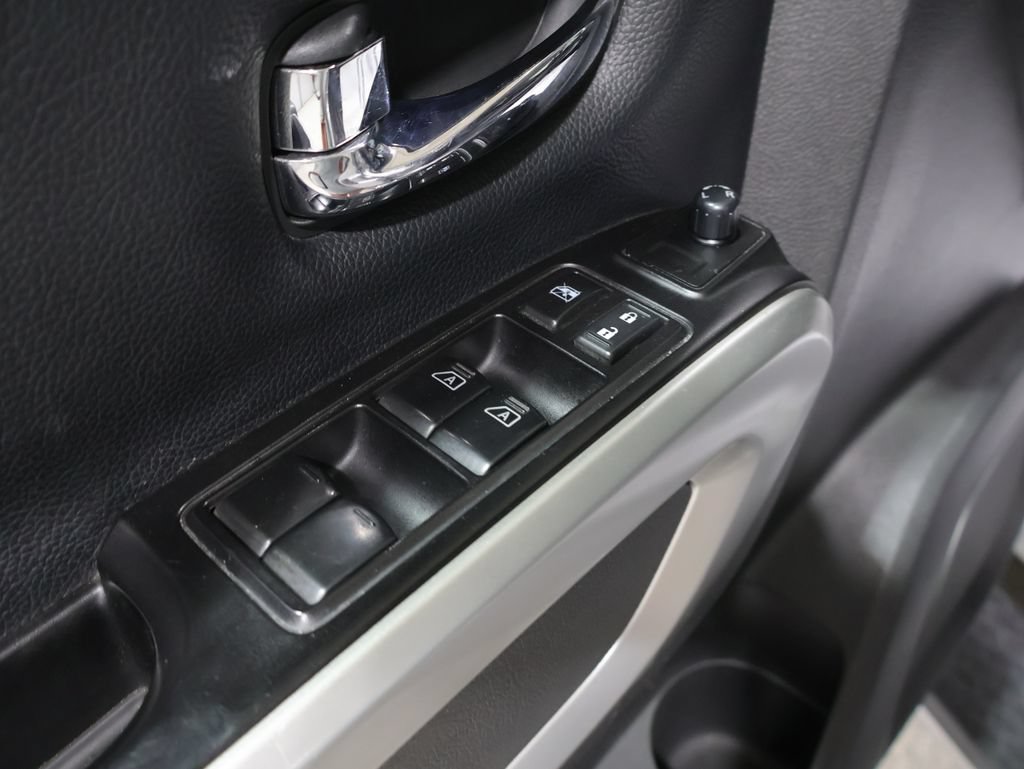 Used 2017 Nissan Titan SV AWD/4WD image 15
