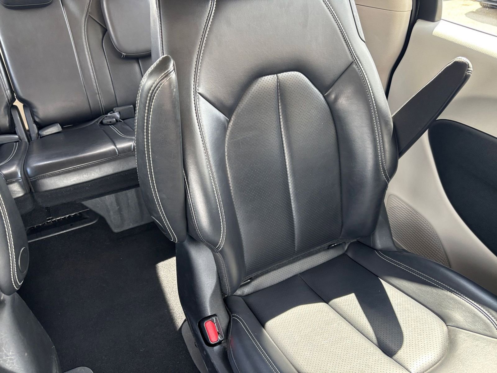 Used 2023 Chrysler Pacifica Touring-L FWD image 40