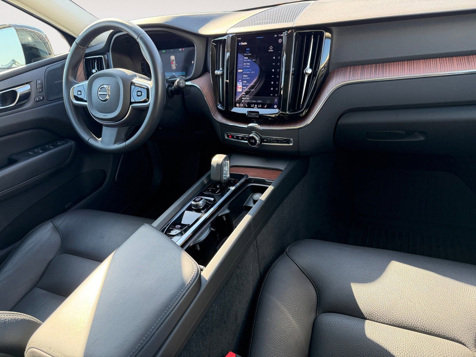 Used 2023 Volvo XC60 B5 Plus w/ Protection Package Premier image 10