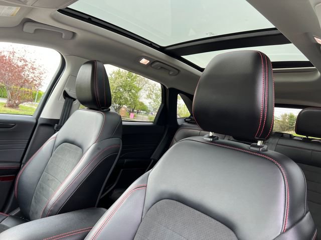 Used 2022 Ford Escape SEL w/ SEL Stealth AWD Package image 17