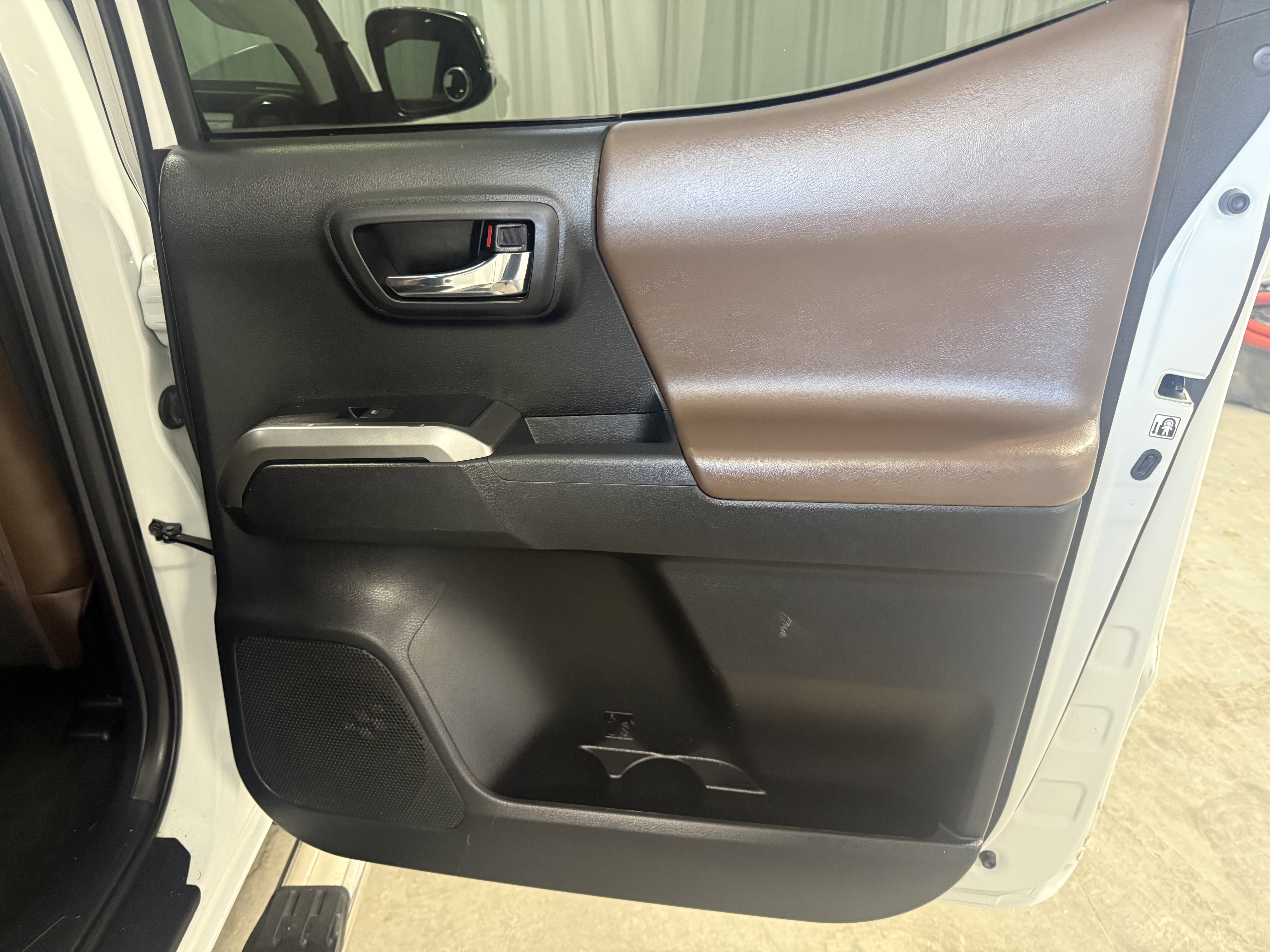 Used 2018 Toyota Tacoma Limited image 6