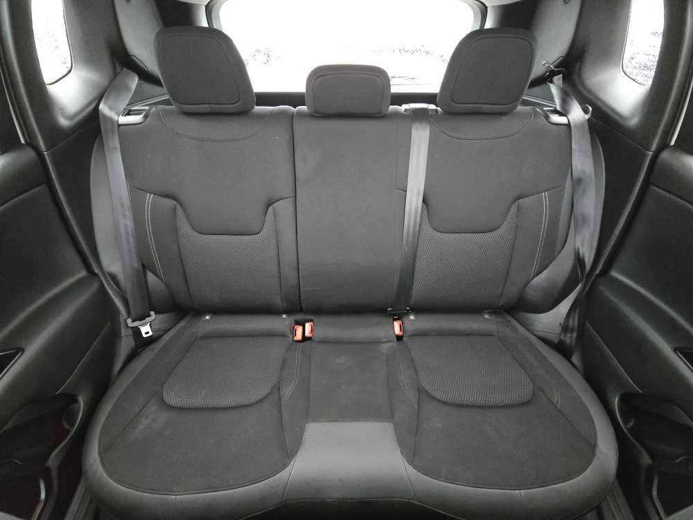 Used 2023 Jeep Renegade Altitude w/ Sun/Sound Group AWD/4WD image 17