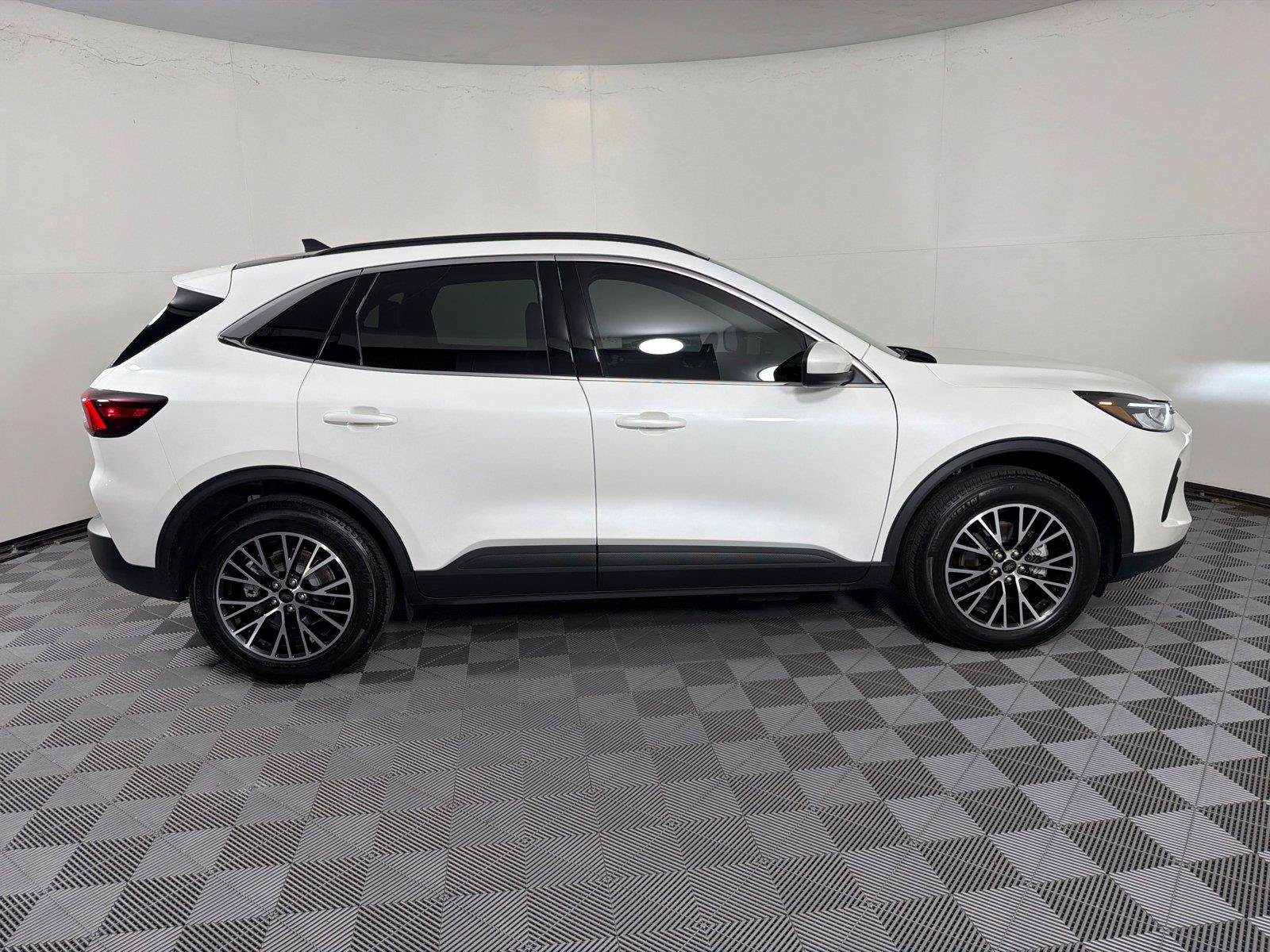 Used 2025 Ford Escape SE FWD image 8