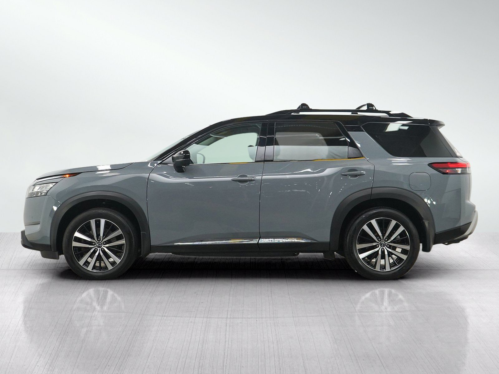Used 2024 Nissan Pathfinder Platinum AWD/4WD image 2