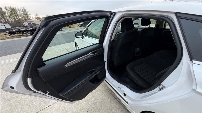 Used 2020 Ford Fusion SE FWD image 12