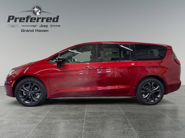 New 2026 Chrysler Pacifica Select image 2