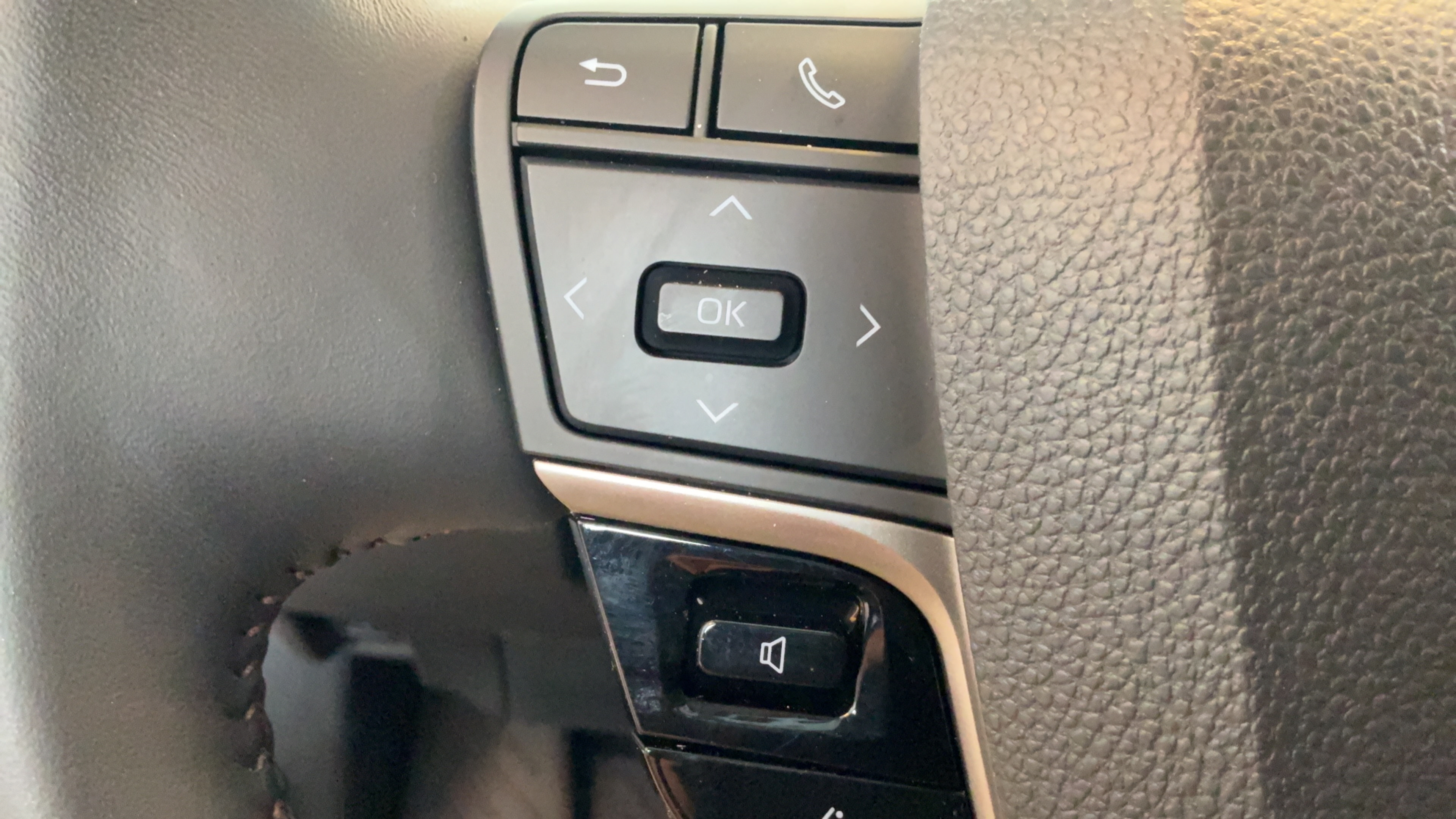 Used 2025 Toyota Camry XLE w/ Premium Plus Package FWD image 28