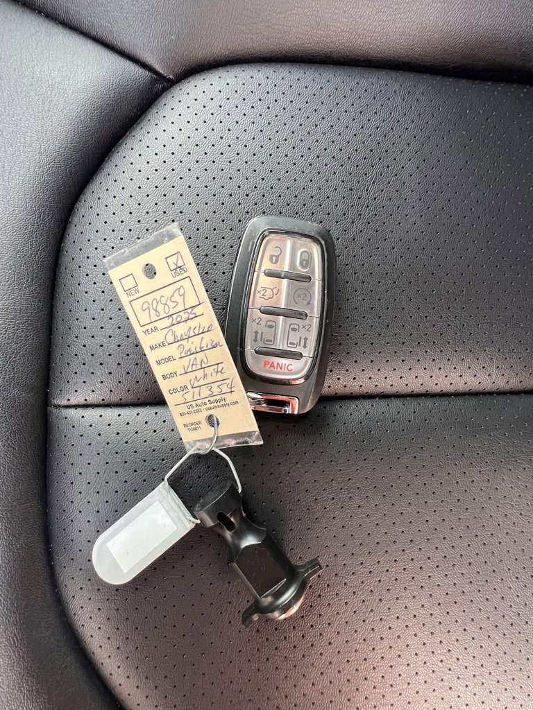Used 2025 Chrysler Pacifica Select image 38