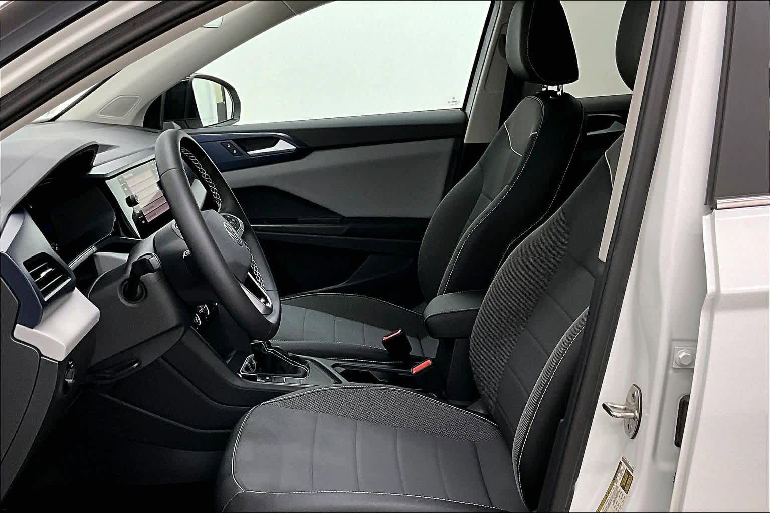 Used 2023 Volkswagen Taos SE w/ Panoramic Sunroof Package FWD image 8