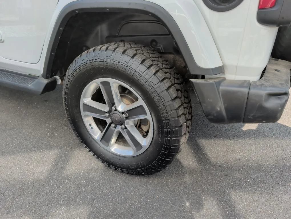 Used 2018 Jeep Wrangler Unlimited Sahara AWD/4WD image 17