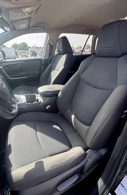Used 2022 Toyota RAV4 LE AWD/4WD image 8