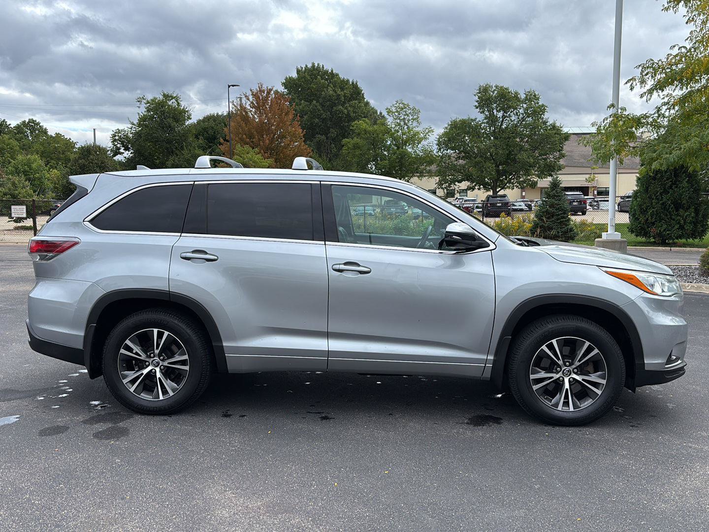 Used 2016 Toyota Highlander XLE AWD/4WD image 9