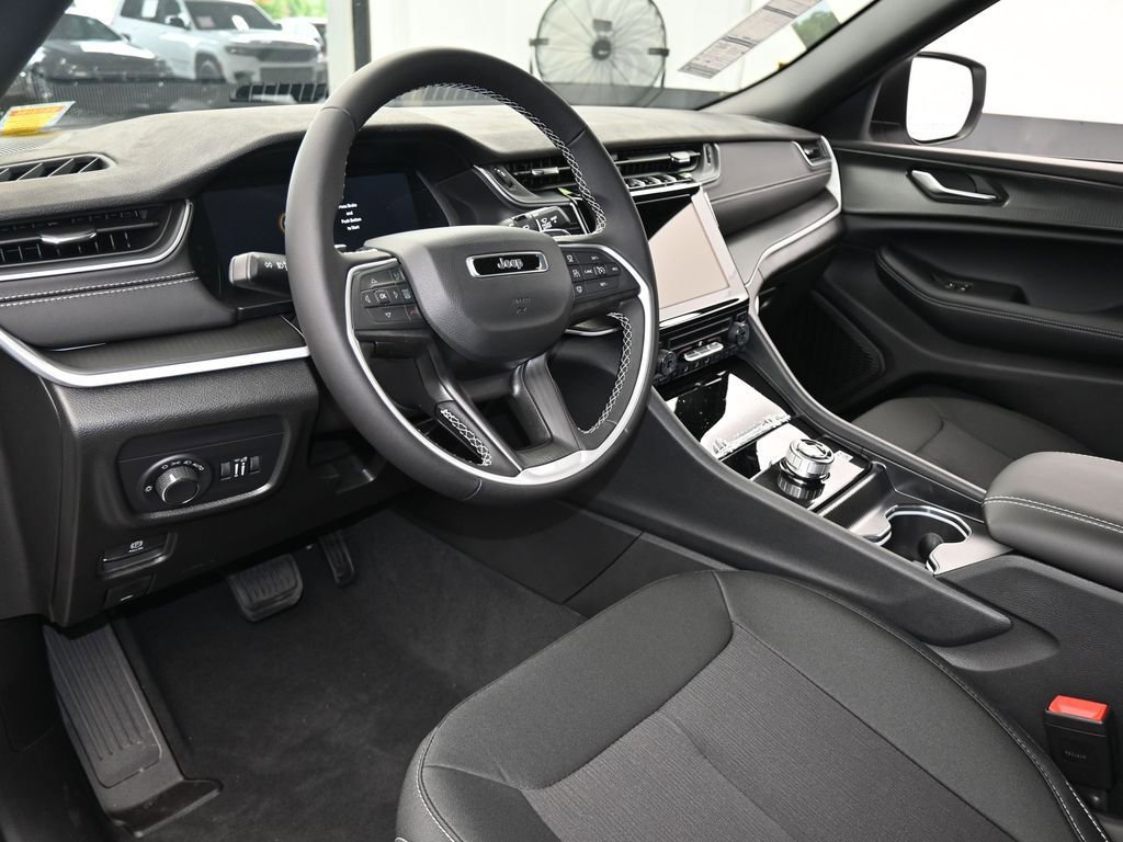 Used 2025 Jeep Grand Cherokee Laredo image 10