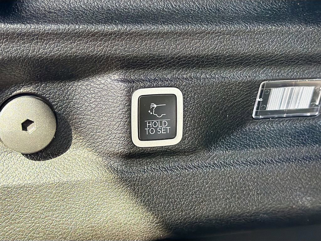 Used 2024 Jeep Grand Cherokee L Limited w/ Luxury Tech Group II image 15