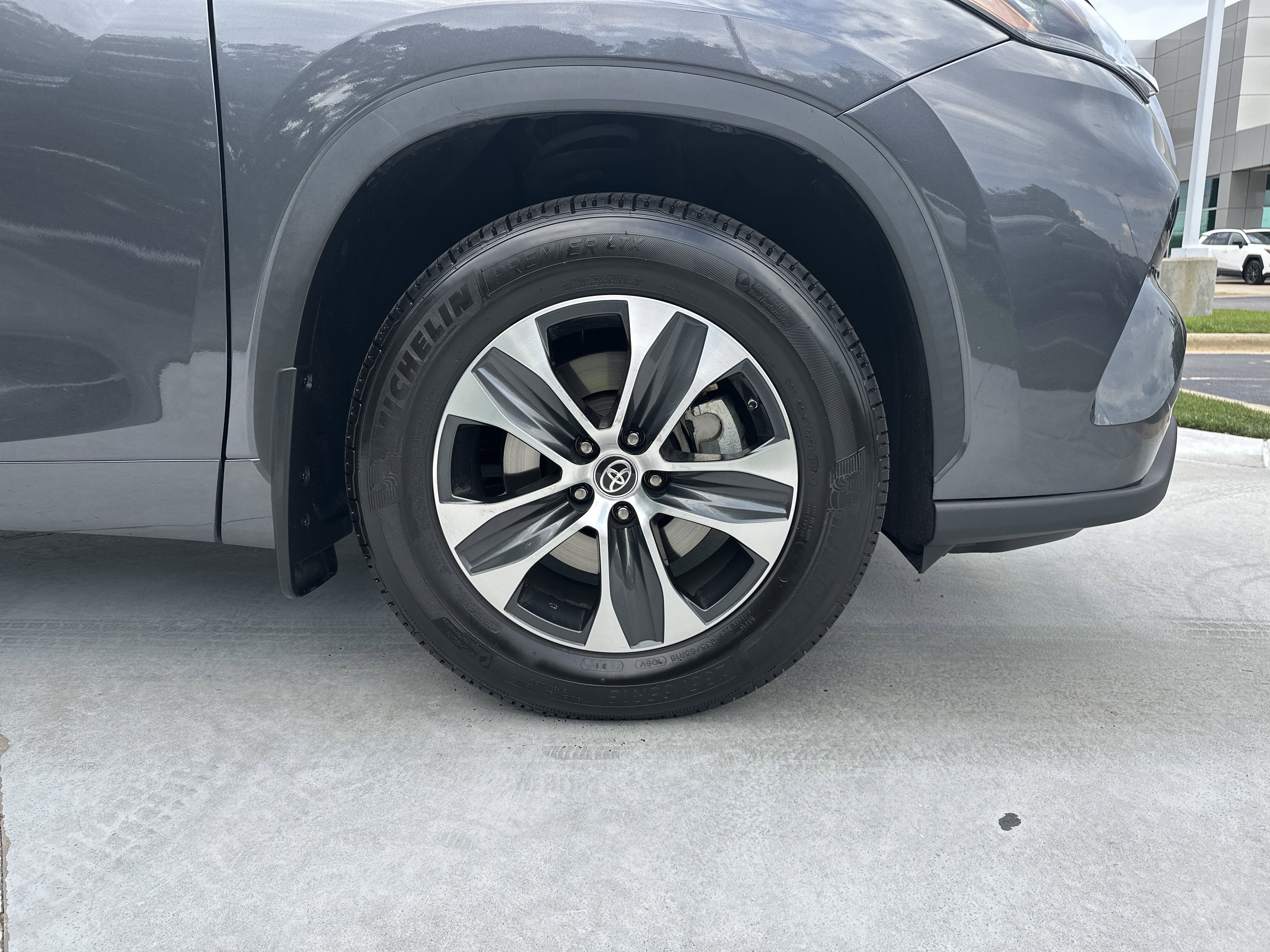 Used 2020 Toyota Highlander XLE AWD/4WD image 13