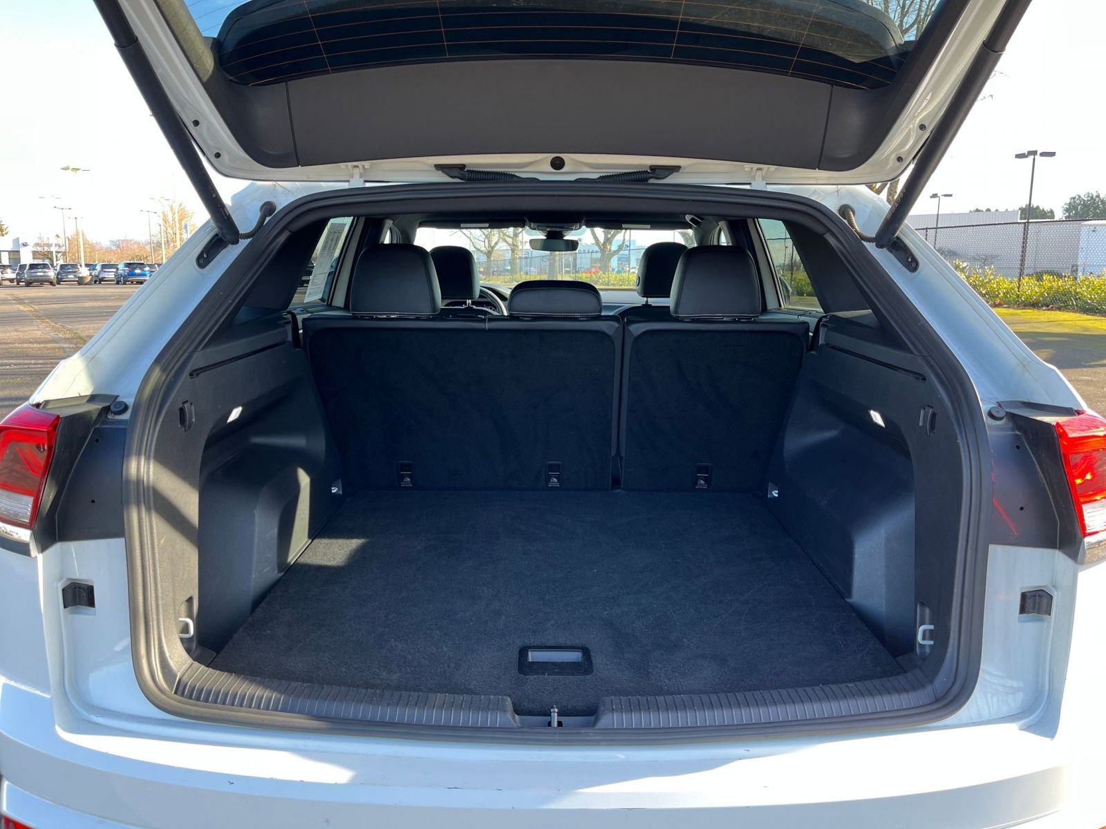 Used 2024 Volkswagen Atlas Cross Sport SE image 33