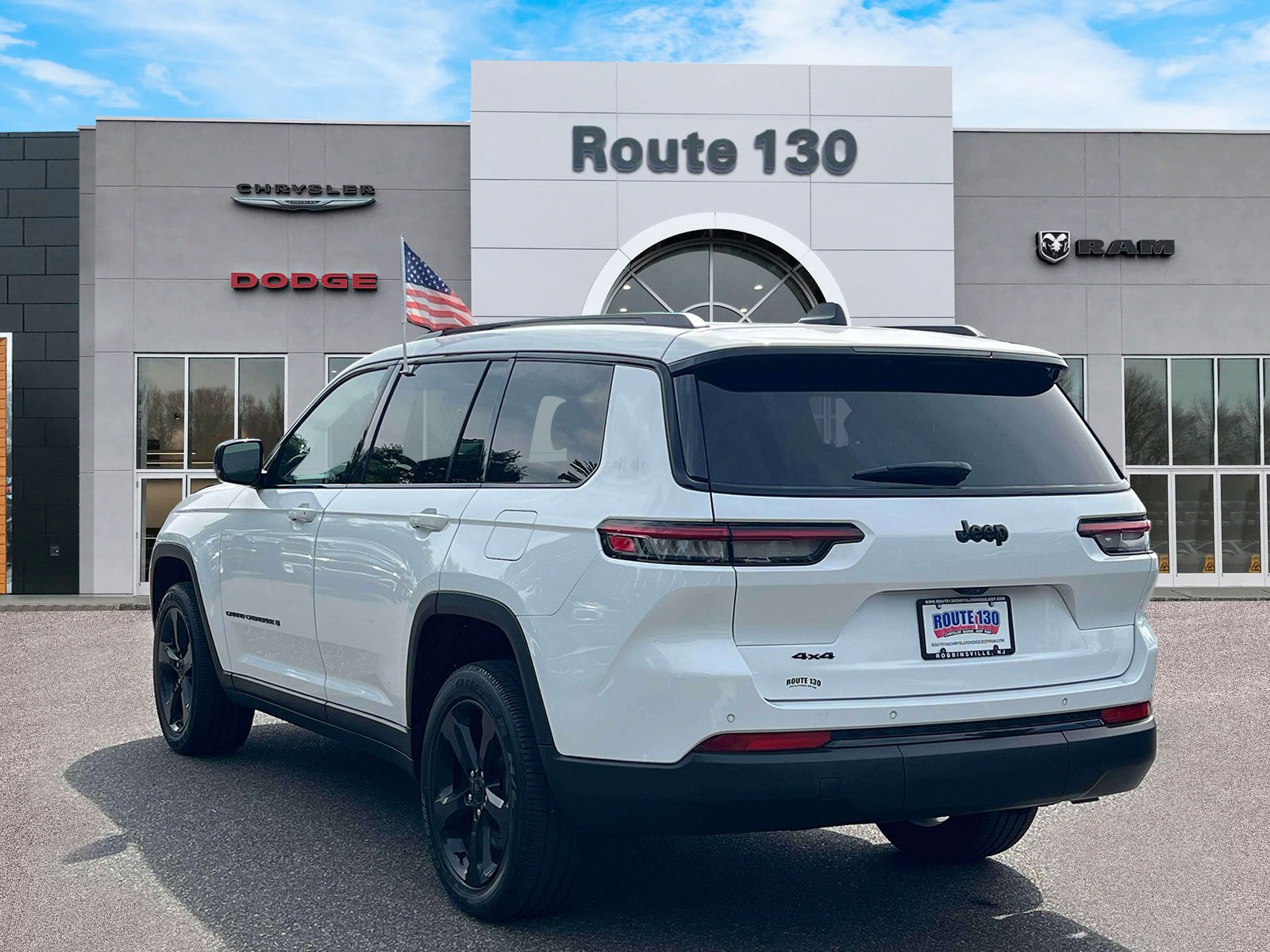 Used 2023 Jeep Grand Cherokee L Altitude AWD/4WD image 3