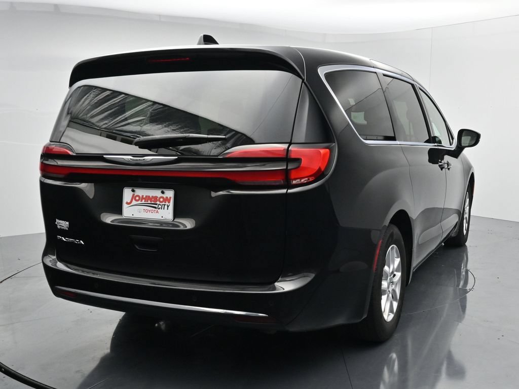 Used 2023 Chrysler Pacifica Touring-L FWD image 6