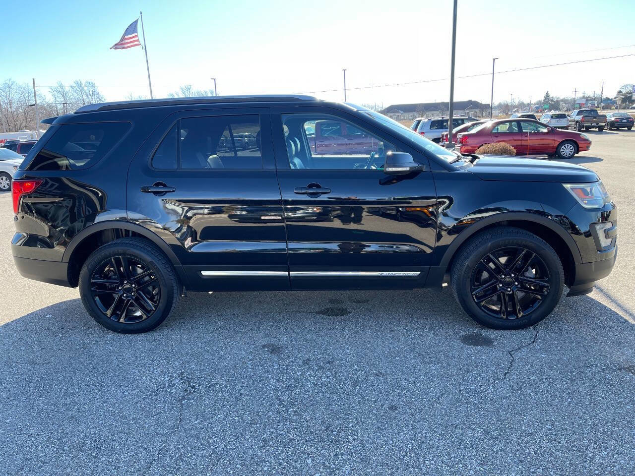 Used 2017 Ford Explorer XLT w/ Equipment Group 202A image 6