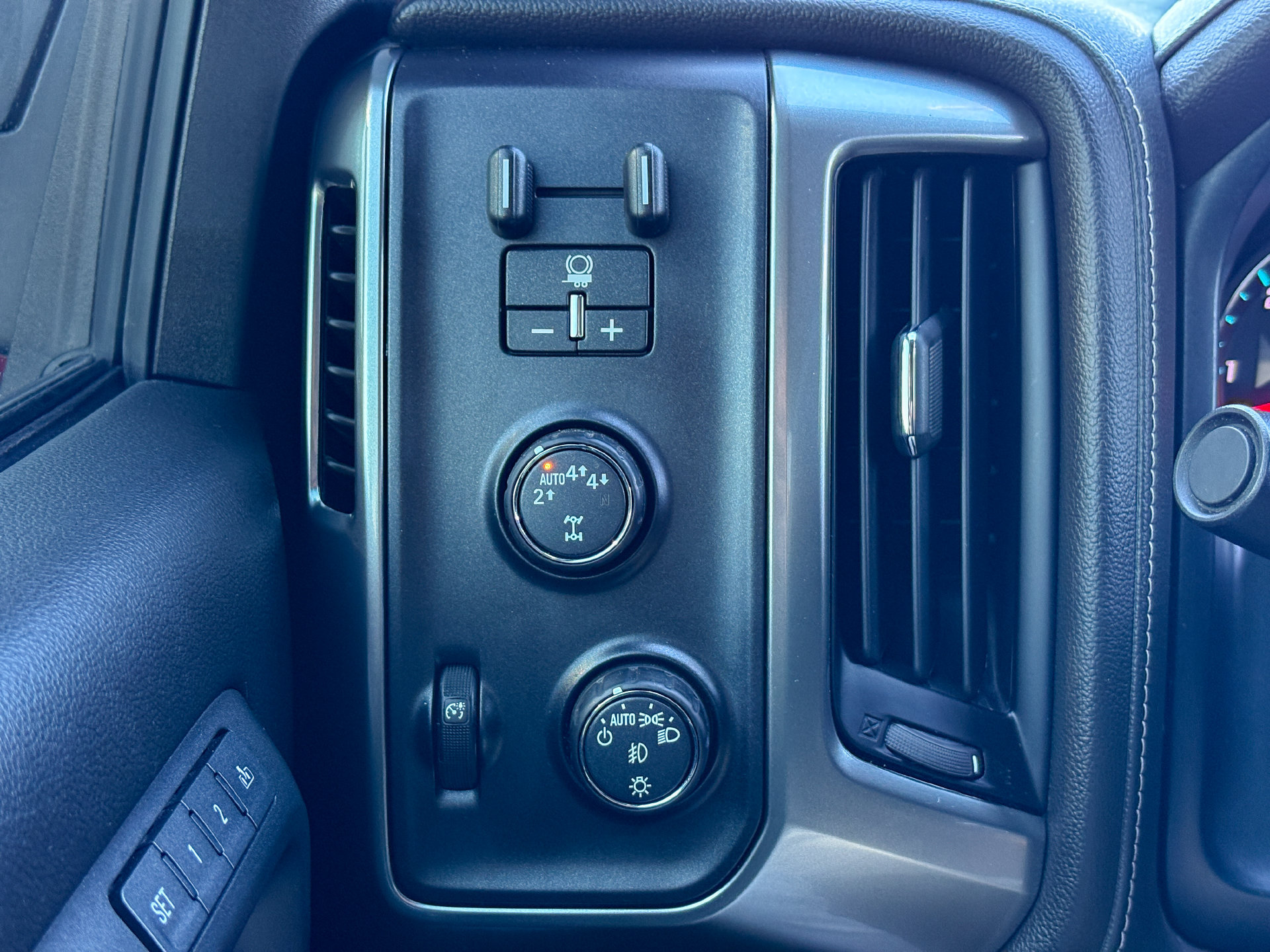 Used 2018 Chevrolet Silverado 1500 LTZ w/ Sport Package AWD/4WD image 31