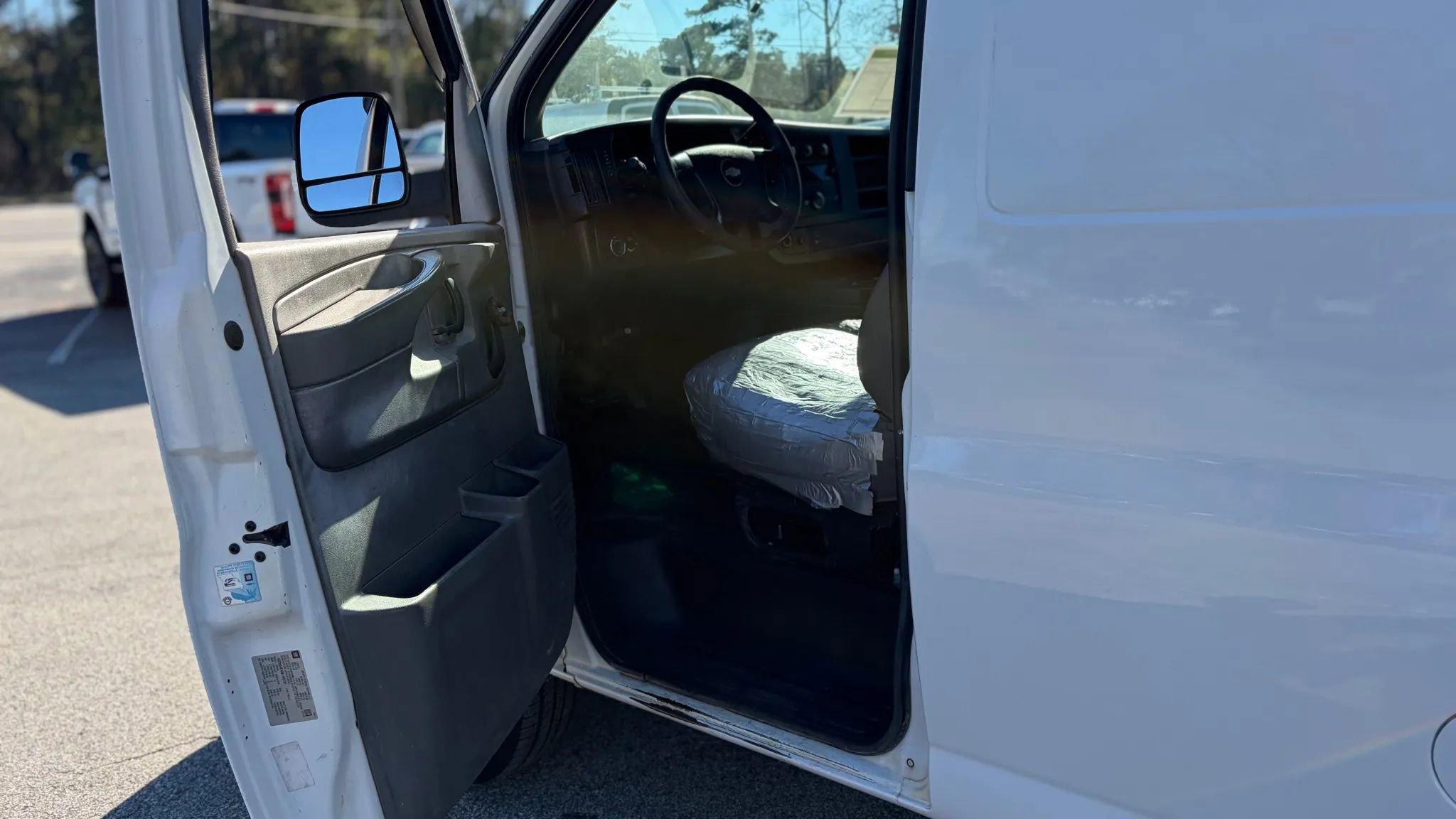 Used 2011 Chevrolet Express 2500 image 18