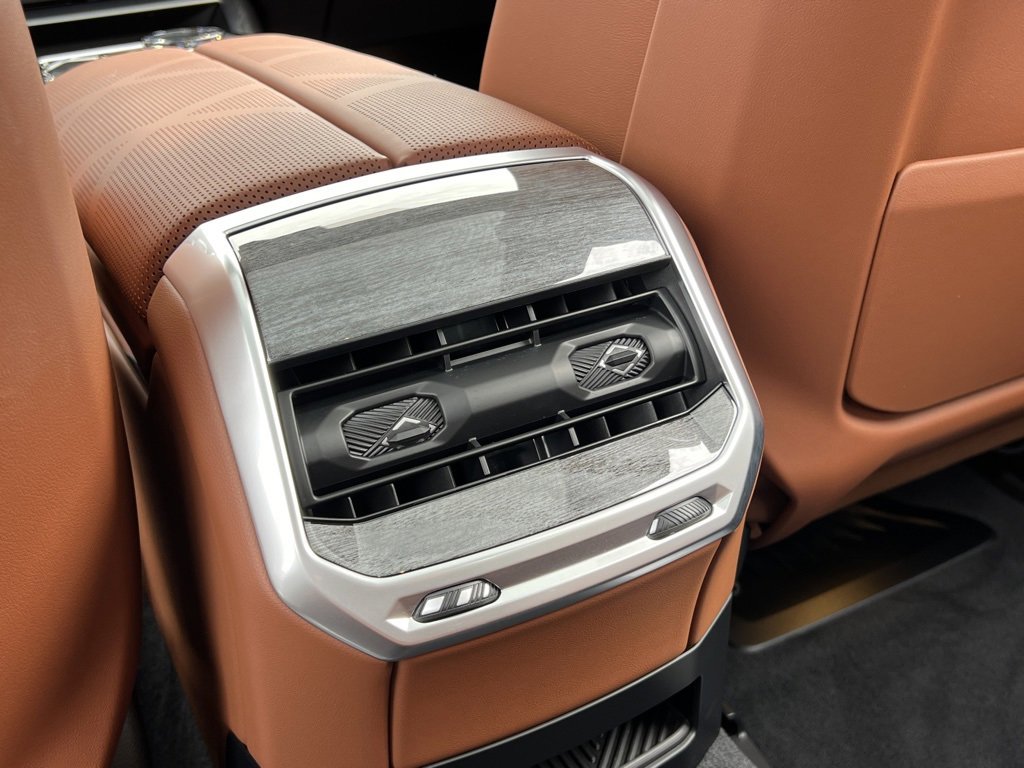 Used 2024 BMW i7 xDrive60 w/ Executive Package image 19